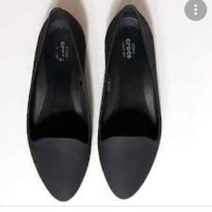 CROCS, women's size 6, Eve Flat shoes in black, iconic comfort shoes.